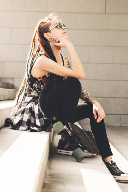 dövme ve dreadlocks basamaklarında oturan genç kız