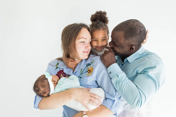 Családi portré egy fehér háttér. Többnemzetiségű boldog család. Családi értékek — Stock Fotó
