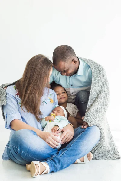 Sevgi dolu baba ailesiyle birlikte bir ekose kapsar. Mutlu çok ırklı bir aile. Aile değerleri