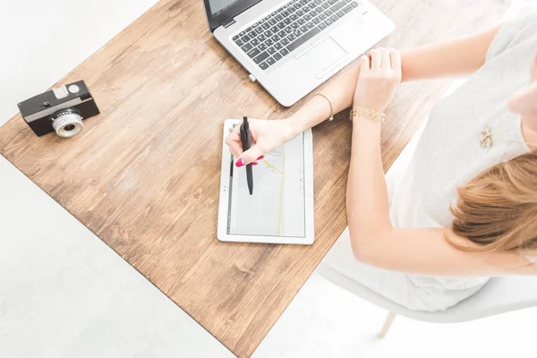 Joven mujer de negocios que trabaja en casa y se basa en la tableta. Espacio de trabajo de estilo escandinavo creativo. # Wiew from above — Foto de Stock