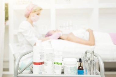 Kozmetik yakın çekim tablo. Kız içinde belgili tanımlık geçmiş