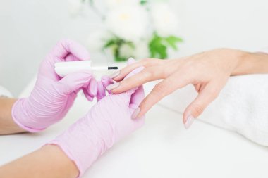 Genç kadın manikür güzellik salonunda alıyorum. Yakın çekim