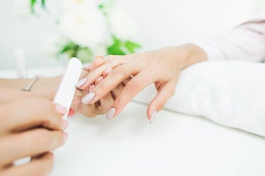 Genç kadın manikür güzellik salonunda alıyorum. Yakın çekim