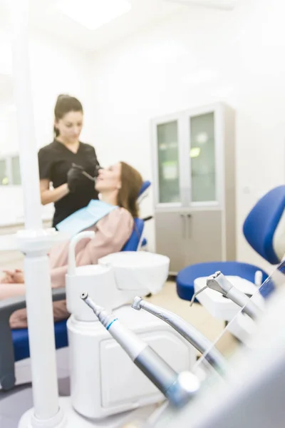Clínica dentária. Recepção, exame do paciente. Cuidado com os dentes. Equipamento odontológico moderno . — Fotografia de Stock