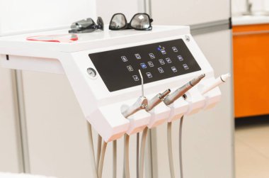 Diş Kliniği. Resepsiyon, hastanın incelenmesi. Diş Bakımı. Modern diş ekipman Close-up