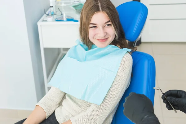 Clinica dentistica. Accoglienza, esame del paziente. Cura dei denti. Dentista femminile in studio dentistico parlando con paziente ragazza . — Foto Stock