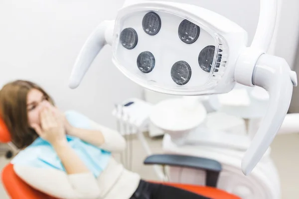 Clínica dental. Recepción, examen del paciente. Cuidado de los dientes — Foto de Stock