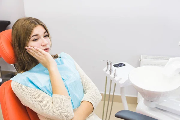Clínica dental. Recepción, examen del paciente. Cuidado de los dientes — Foto de Stock