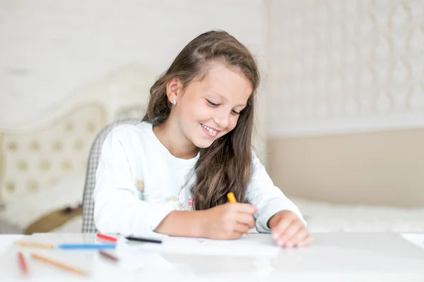 Niña soñadora dibujo y pintura con lápices de color — Foto de Stock