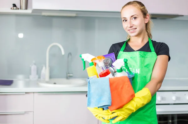 Junge Frau hält Eimer mit einer Gruppe von Reinigungsmitteln für eine natürliche und umweltfreundliche Reinigung. Haushaltsgeräte, Aufräumen, Reinigungsdienstkonzept, Kopierraum — Stockfoto