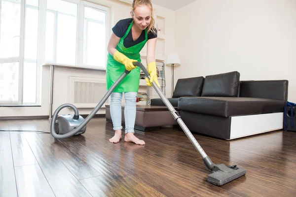 Servicio de limpieza. eliminación de polvo con aspiradora. piso limpio en casa —  Fotos de Stock