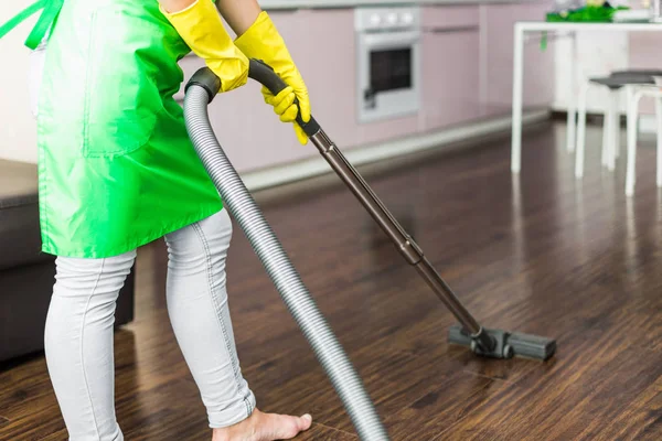 Servicio de limpieza. eliminación de polvo con aspiradora. piso limpio en casa — Foto de Stock