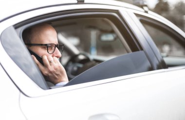 elit bir araba, konuşmalar ve iş toplantıları arka koltukta oturan telefonda konuşurken genç başarılı iş adamı