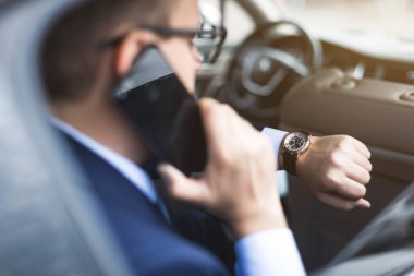 elit bir araba, konuşmalar ve iş toplantıları arka koltukta oturan telefonda konuşurken genç başarılı iş adamı