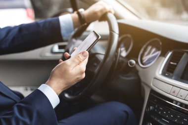 prestijli bir araba bir işadamı bir cep telefonu elinde tutuyor. Aceleci hayat