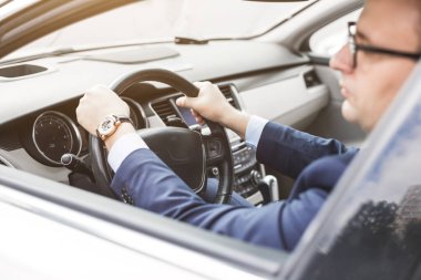 prestijli bir araba bir işadamı bir cep telefonu elinde tutuyor. Aceleci hayat