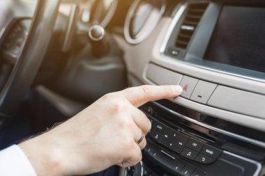 Acil durdurma düğmesi arabada presler