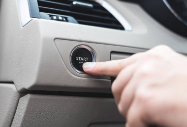 Araba start stop sistemi parmak basarak düğmesini, yatay imge ile