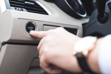 Araba start stop sistemi parmak basarak düğmesini, yatay imge ile