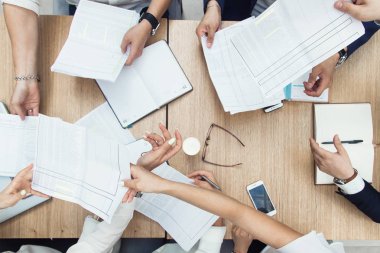 Modern ofis, ekip çalışması ve çeşitli eller iş ilişkileri selamlar ve ortak iş ortaklığı ile katılma birlikte tabloda toplantıda iş grubu.