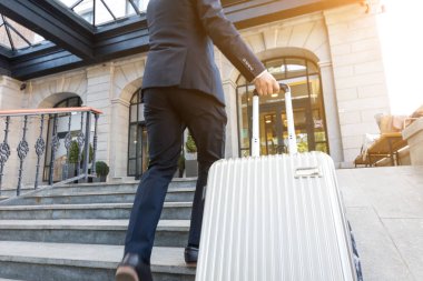 Adam holding bavul. işadamı Bagaj ile seyahat, bir iş toplantısına gidiyor