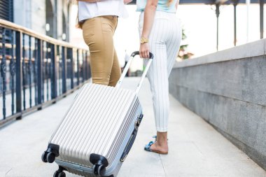 iki güzel sarışın genç kız bavul pahalı bir otelin arka plan üzerinde. Bir turist tatil Bagaj ile dostları