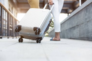 iki güzel sarışın genç kız bavul pahalı bir otelin arka plan üzerinde. Bir turist tatil Bagaj ile dostları