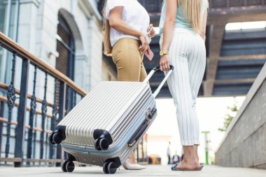 iki güzel sarışın genç kız bavul pahalı bir otelin arka plan üzerinde. Bir turist tatil Bagaj ile dostları