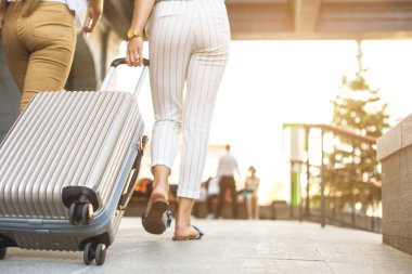 iki güzel sarışın genç kız bavul pahalı bir otelin arka plan üzerinde. Bir turist tatil Bagaj ile dostları