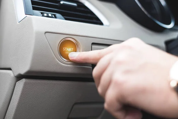 Sistema de parada de arranque del coche con el dedo presionando el botón, imagen horizontal — Foto de Stock