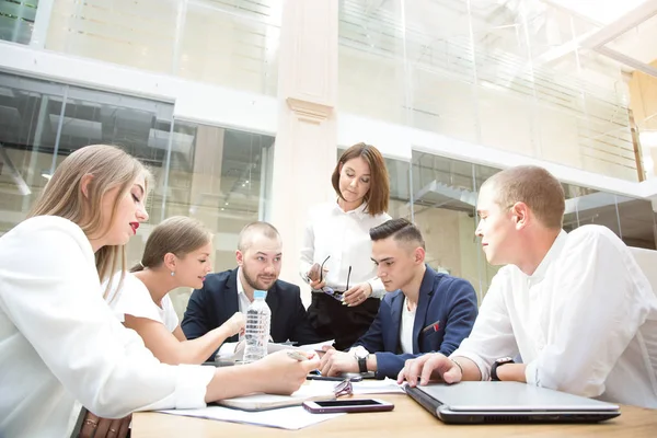 Grupo de reuniones de negocios en la mesa de la oficina moderna, trabajo en equipo y diversas manos que unen las relaciones comerciales con los saludos y la asociación empresarial conjunta . — Foto de Stock