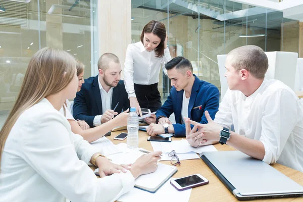 Grupo de reuniones de negocios en la mesa de la oficina moderna, trabajo en equipo y diversas manos que unen las relaciones comerciales con los saludos y la asociación empresarial conjunta . — Foto de Stock