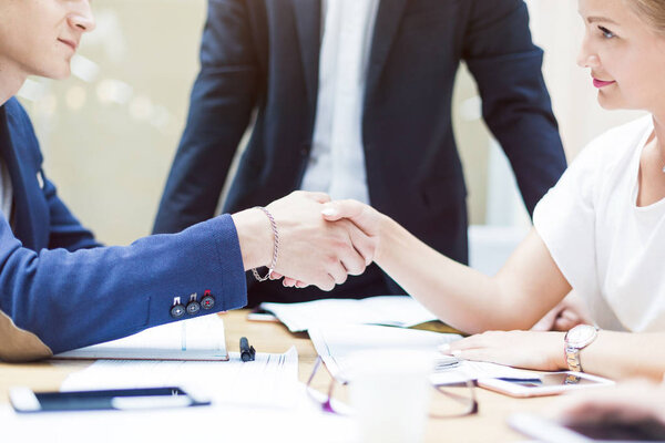 Группа деловых встреч за столом в современном офисе, командная работа и разносторонние руки, объединяющие деловые отношения с приветствиями и совместным деловым партнерством
.