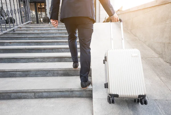 Hombre sosteniendo la maleta. hombre de negocios con equipaje viaja, va a una reunión de negocios — Foto de Stock