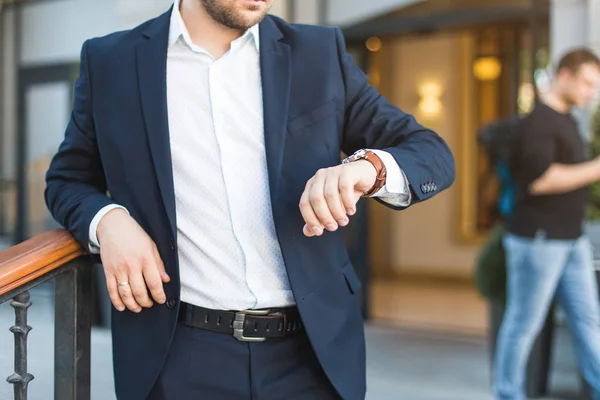 Joven hombre de negocios al aire libre trabajo ocupación estilo de vida, esperando una reunión con el cliente, socio — Foto de Stock