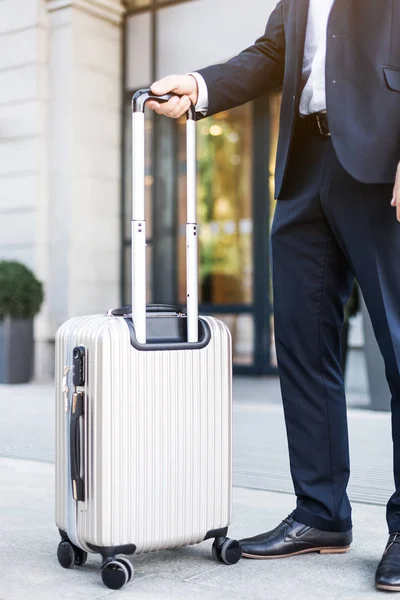 Hombre sosteniendo la maleta. hombre de negocios con equipaje viaja, va a una reunión de negocios — Foto de Stock