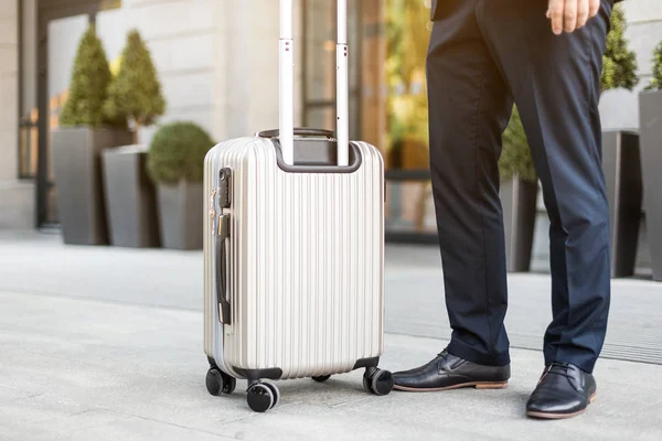 Hombre sosteniendo la maleta. hombre de negocios con equipaje viaja, va a una reunión de negocios — Foto de Stock