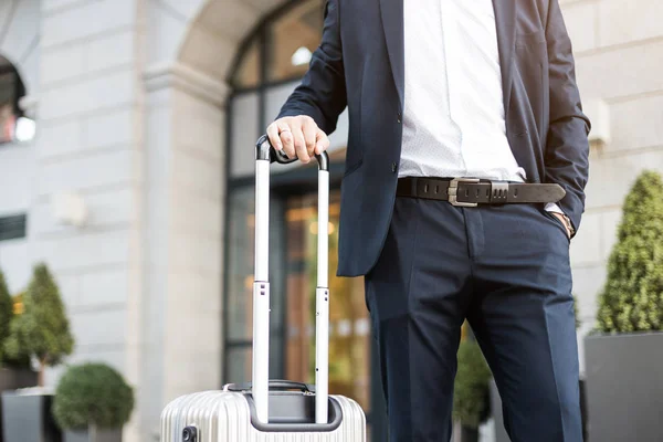 Hombre sosteniendo la maleta. hombre de negocios con equipaje viaja, va a una reunión de negocios — Foto de Stock