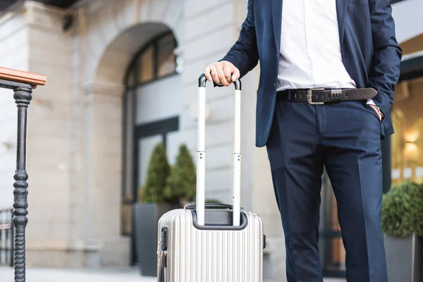 Hombre sosteniendo la maleta. hombre de negocios con equipaje viaja, va a una reunión de negocios — Foto de Stock