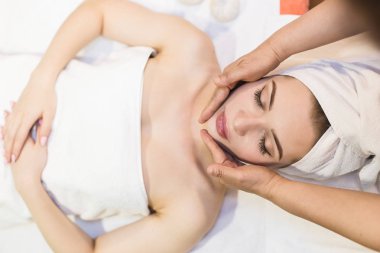 güzel kız yüz masaj spa salonda hoşlanır. Güzellik ve gençleşme için prosedürleri. Tay masajı