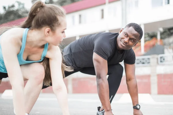 Boldog fiatal pár afro-amerikai férfi és európai nő fut össze. Egy szerető pár fut, sportolnak, családi értékek. — Stock Fotó