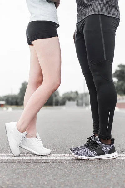 热爱运动概念--跑夫妻接吻。在户外慢跑锻炼训练中, 跑鞋和女孩站在脚趾上亲吻男友的特写镜头 — 图库照片