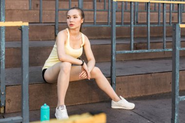 Genç kadın runner şehir kaçak önce ısınma. spor oynadıktan sonra bir kız dinlenme