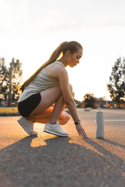 Joven mujer runner calentamiento antes de ejecutar en la ciudad — Foto de Stock