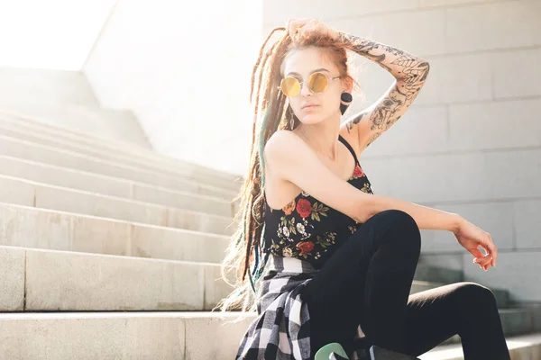 Chica Joven Con Tatuaje Rastas Sentado Las Escaleras — Foto de Stock