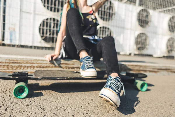 Молода дівчина з татуюванням та дредлоками на міському промисловому фоні — стокове фото