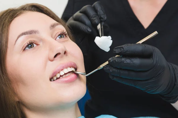 Clínica dental. Recepción, examen del paciente. Cuidado de los dientes. Trabajo del estomatólogo con el paciente — Foto de Stock