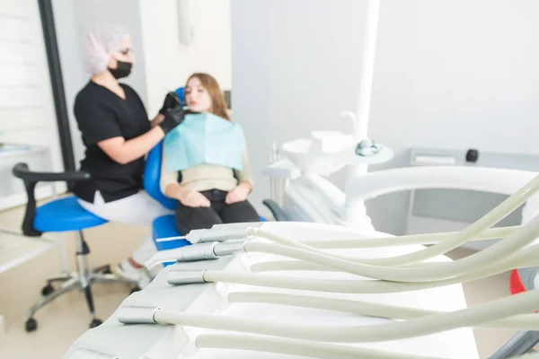 Clínica dental. Recepción, examen del paciente. Cuidado de los dientes. Equipos dentales modernos . — Foto de Stock