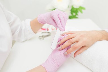 Genç kadın manikür güzellik salonunda alıyorum. Yakın çekim