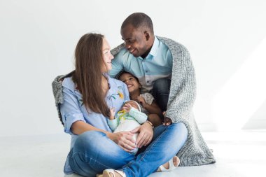 Sevgi dolu baba ailesiyle birlikte bir ekose kapsar. Mutlu çok ırklı bir aile. Aile değerleri